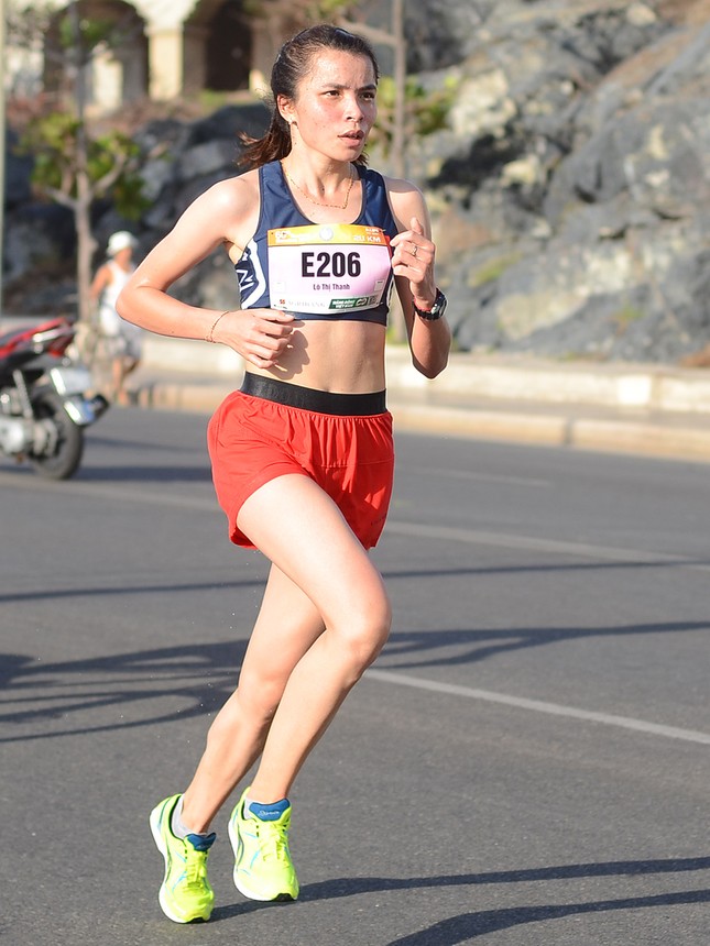 Những bóng hồng xinh đẹp hút mắt ở Tiền Phong Marathon 2019 ảnh 13