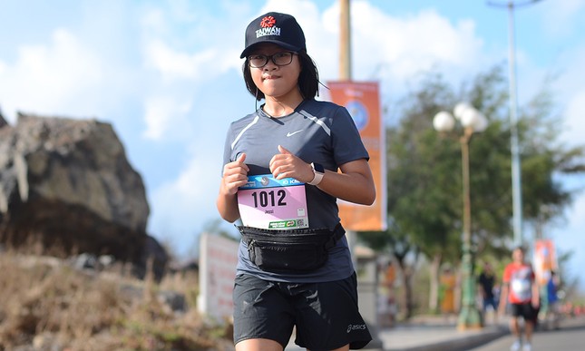 Những bóng hồng xinh đẹp hút mắt ở Tiền Phong Marathon 2019 ảnh 11