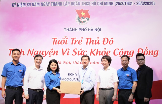 Hội Thầy thuốc trẻ tặng khẩu trang, đồ bảo hộ cho y bác sĩ tuyến đầu chống dịch ảnh 2
