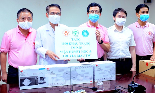 Tặng 10 nghìn khẩu trang N95 và 4 nghìn găng tay y tế cao cấp ảnh 1