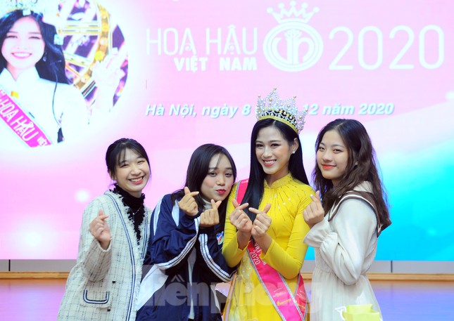 Hoa hậu Việt Nam Đỗ Thị Hà thi môn đầu tiên trong ngày trở lại trường ảnh 1