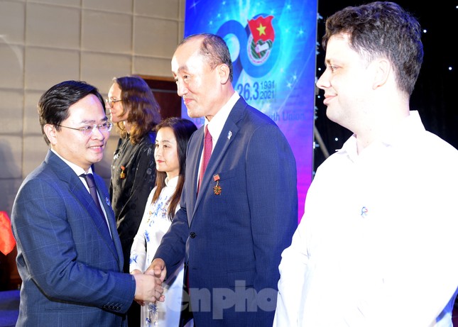 T.Ư Đoàn tặng kỷ niệm chương 'Vì thế hệ trẻ' cho 15 cá nhân nước ngoài ảnh 4