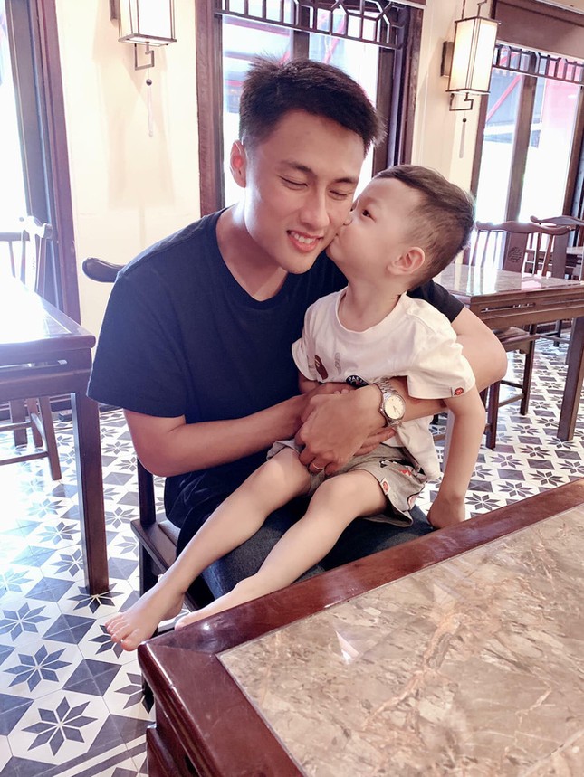 Hành trình yêu gian nan và cái kết cực ngọt của Mạc Hồng Quân - Kỳ Hân: Từ ồn ào tình tay ba đến hạnh phúc viên mãn sau 4 năm kết hôn - Ảnh 11. Hành trình yêu gian nan và cái kết cực ngọt của Mạc Hồng Quân - Kỳ Hân: Từ ồn ào tình tay ba đến hạnh phúc viên mãn sau 4 năm kết hôn - Ảnh 11.