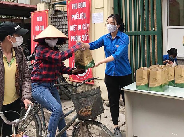 Ấm áp những suất ăn, điểm phát thực phẩm miễn phí dành cho những hoàn cảnh khó khăn ảnh 2