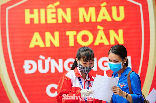 Hàng trăm bạn trẻ hưởng ứng hiến máu tình nguyện trong thời điểm dịch COVID-19 ảnh 1