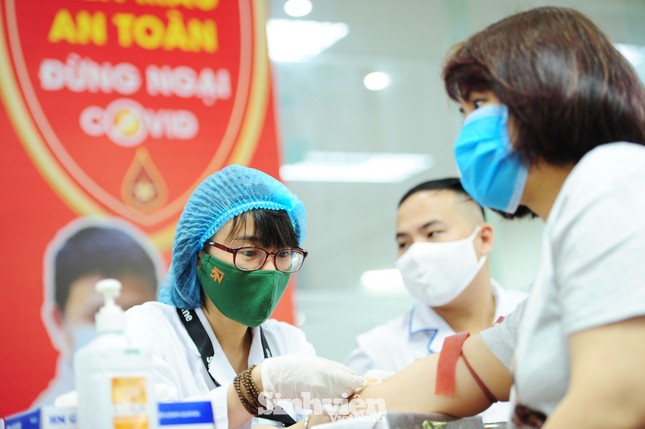 Hàng trăm bạn trẻ hưởng ứng hiến máu tình nguyện trong thời điểm dịch COVID-19 ảnh 4