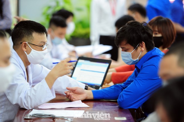 Hàng trăm bạn trẻ hưởng ứng hiến máu tình nguyện trong thời điểm dịch COVID-19 ảnh 6