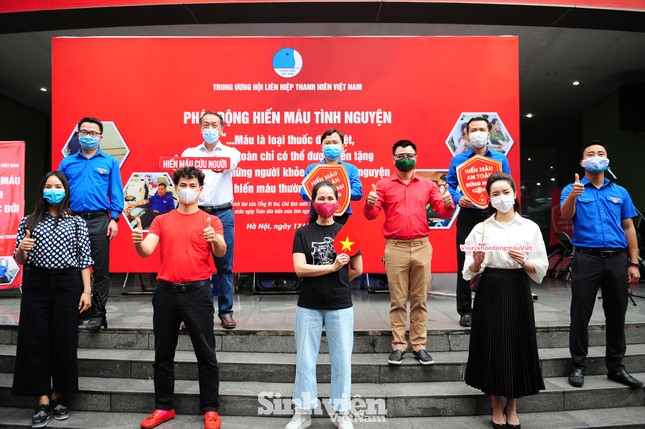 Hàng trăm bạn trẻ hưởng ứng hiến máu tình nguyện trong thời điểm dịch COVID-19 ảnh 2