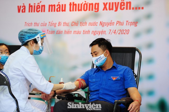 Hàng trăm bạn trẻ hưởng ứng hiến máu tình nguyện trong thời điểm dịch COVID-19 ảnh 9