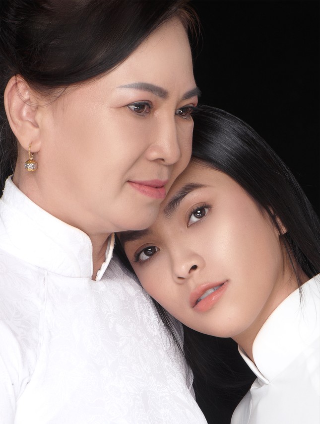 Miss Ngôi sao Kim Phượng hạnh phúc sánh đôi cùng “chị đại” trong Ngày của Mẹ ảnh 5