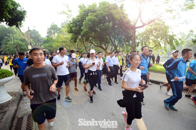 Gần 20.000 sinh viên tham gia giải chạy ủng hộ đồng bào miền Trung ảnh 8