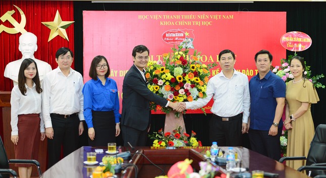 Ban Bí thư T.Ư Đoàn tri ân các thầy cô giáo, nhà giáo lão thành ảnh 4