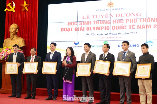 Vinh danh 24 học sinh giành giải Olympic quốc tế năm 2020 ảnh 2