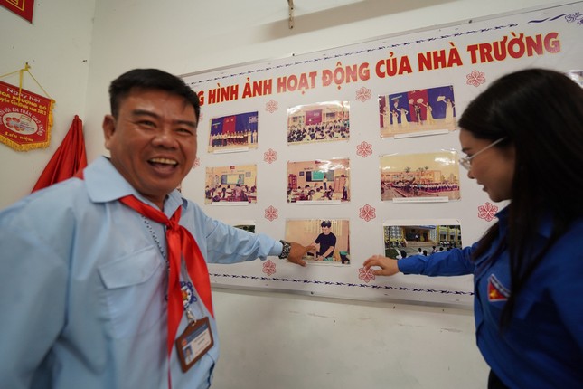 Bí thư T.Ư Đoàn Nguyễn Phạm Duy Trang thăm, tặng quà thầy giáo 24 năm làm Tổng phụ trách Đội ảnh 4