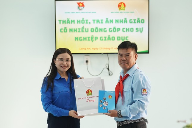 Bí thư T.Ư Đoàn Nguyễn Phạm Duy Trang thăm, tặng quà thầy giáo 24 năm làm Tổng phụ trách Đội ảnh 1