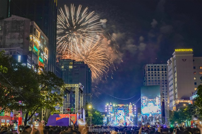 Việt Nam được bình chọn là nơi đón năm mới ấn tượng nhất thế giới ảnh 1