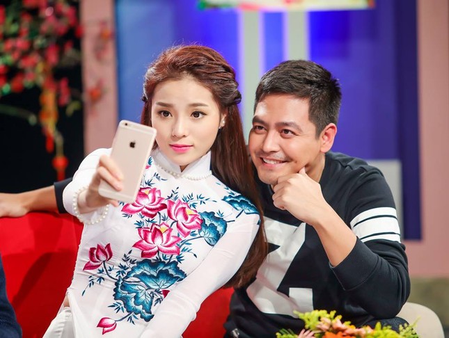 MC Phan Anh say đắm 'nhìn trộm' Hoa hậu Kỳ Duyên ảnh 3