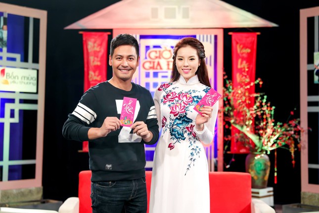 MC Phan Anh say đắm 'nhìn trộm' Hoa hậu Kỳ Duyên ảnh 7