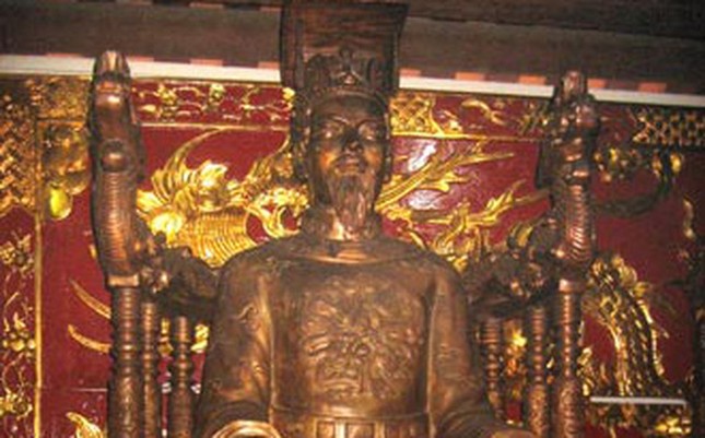 Theo Đại Việt sử ký toàn thư, vua nhà Lý nào dưới đây không lên ngôi năm 3 tuổi?