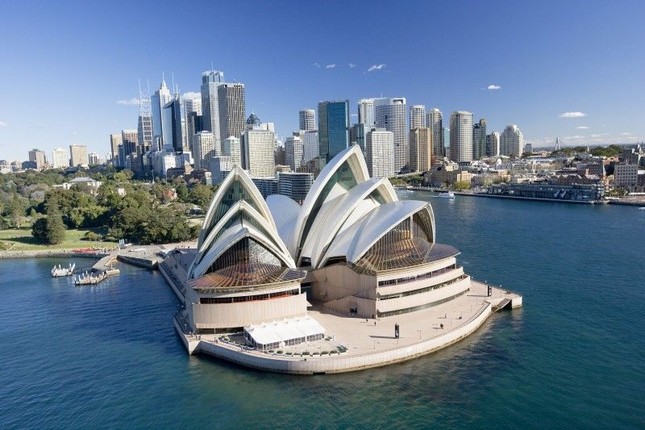 Kiến trúc sư xây dựng Nhà hát Opera Sydney lấy cảm hứng về cấu trúc đặc biệt của nó từ đâu?