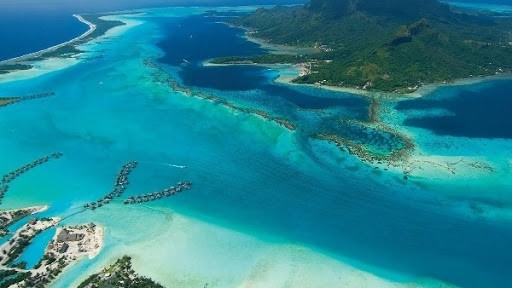 Lục địa Australia không tiếp giáp với đại dương nào?