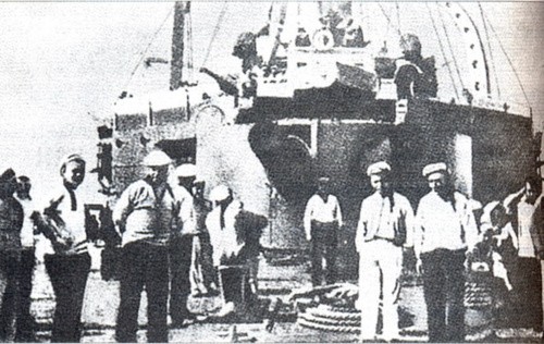 Đại hội II Liên đoàn những người cộng sản đã uỷ nhiệm Mác và Ăngghen cùng viết cuốn sách nào sau đây?