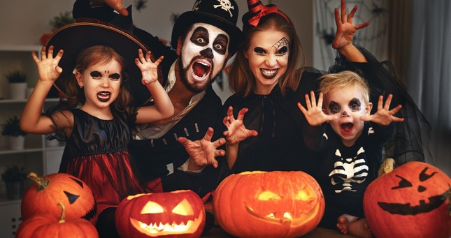Truyền thống "cho kẹo hay bị ghẹo" (trick-or-treat) của người Mỹ trong ngày Halloween được bắt đầu như thế nào?
