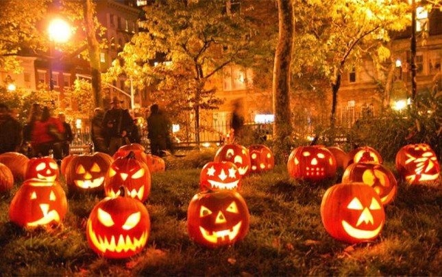 Trong lễ hội Halloween, người ta chỉ dùng bí ngô màu da cam. Đúng hay sai?