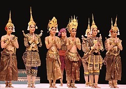 Người Khmer theo chế độ mẫu hệ, con gái cưới chồng, con trai phải ở rể, điều này đúng hay sai?