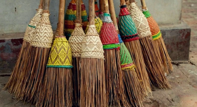 Người dân quốc gia nào có tục lệ giấu chổi vào ngày lễ Giáng sinh?