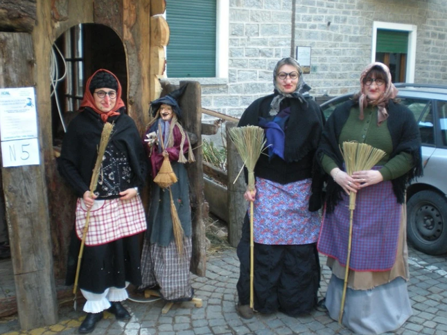 Phù thủy Befana là nhân vật nổi tiếng xuất hiện trong dịp Giáng sinh của quốc gia nào?