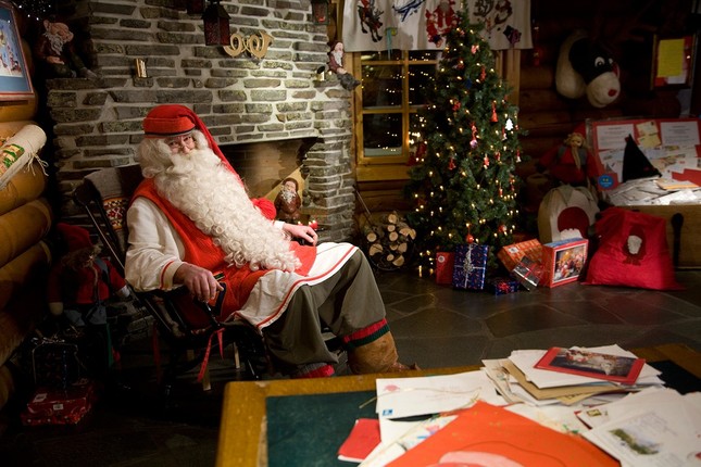 Các món quà tặng của ông già Noel thường được để ở đâu?