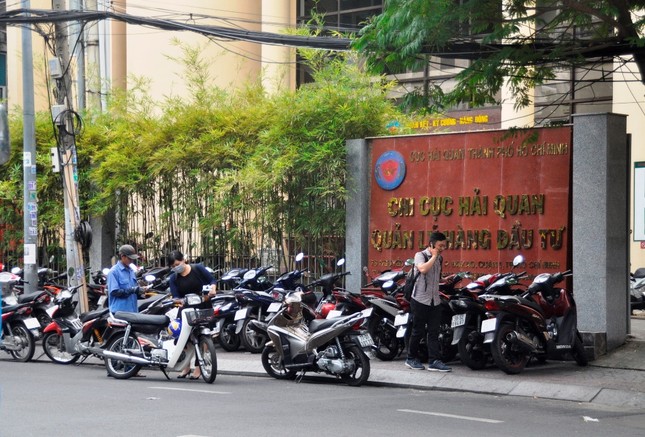 Xe công vô tư đỗ dừng trên vỉa hè Sài Gòn ảnh 10