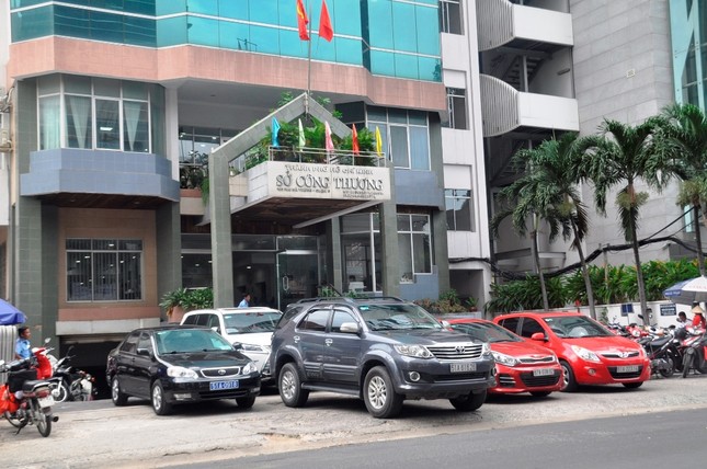 Xe công vô tư đỗ dừng trên vỉa hè Sài Gòn ảnh 1