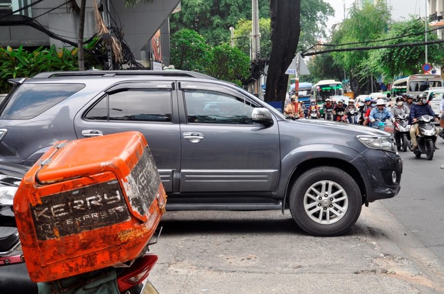 Xe công vô tư đỗ dừng trên vỉa hè Sài Gòn ảnh 2
