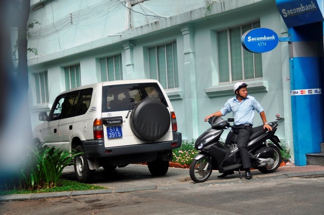 Xe công vô tư đỗ dừng trên vỉa hè Sài Gòn ảnh 3