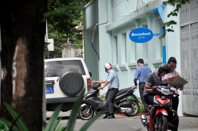 Xe công vô tư đỗ dừng trên vỉa hè Sài Gòn ảnh 4
