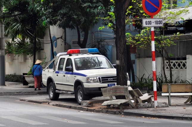 Xe công vô tư đỗ dừng trên vỉa hè Sài Gòn ảnh 8