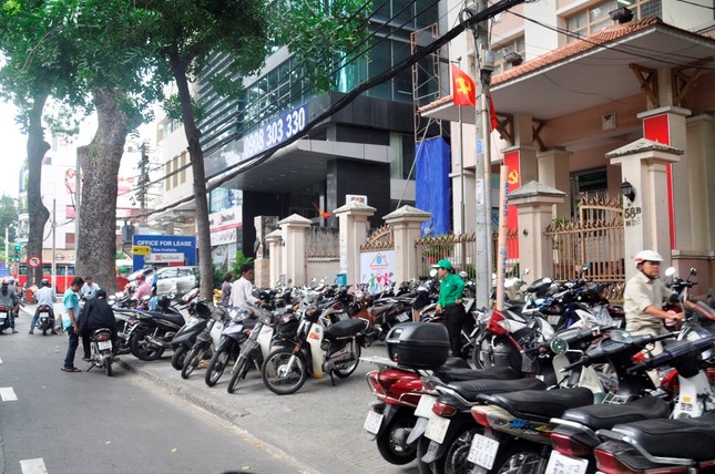 Xe công vô tư đỗ dừng trên vỉa hè Sài Gòn ảnh 9