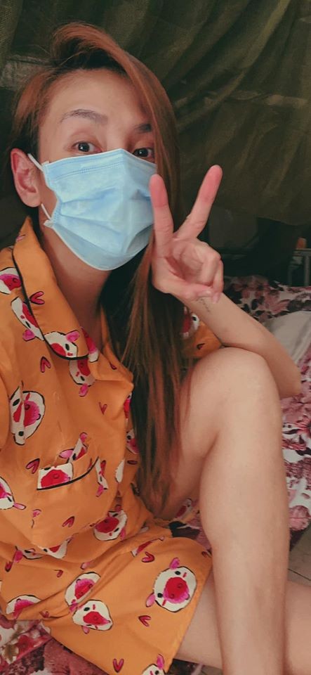 Võ Hoàng Yến trang trí giường ngủ ở khu cách ly bằng tông hồng dễ thương ảnh 2