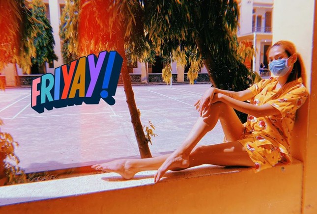 Nhật ký cách ly ngày thứ 2 của Võ Hoàng Yến: Mặc pijama tắm nắng ngoài ban công ảnh 2