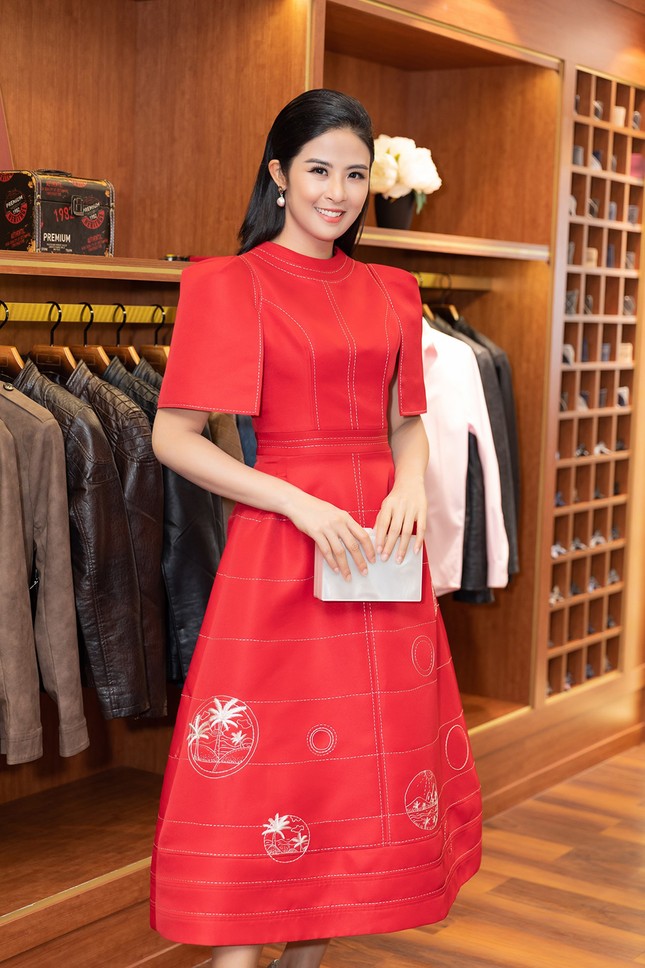 Mai Phương Thúy, Đỗ Mỹ Linh khoe chân dài 'cực phẩm' tới mừng Ngọc Hân lên chức bà chủ ảnh 1