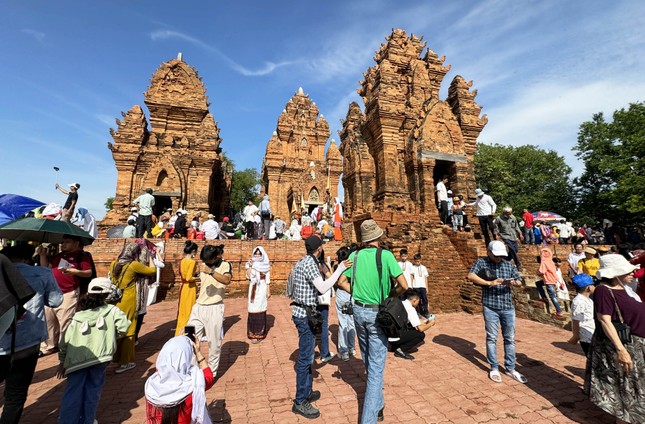 Hàng vạn người tham gia lễ hội Katê 2023 ở Ninh Thuận ảnh 1