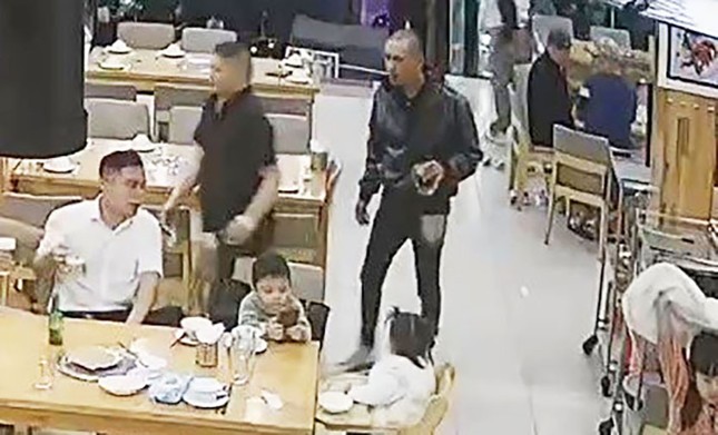 Ba cháu bé gào khóc, cầu cứu khi người cha bất ngờ bị đánh dã man tại nhà hàng ảnh 1
