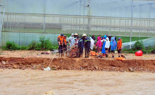 Cảnh sát đu dây giải cứu 41 người bị lũ 'vây' ở Lạc Dương ảnh 1