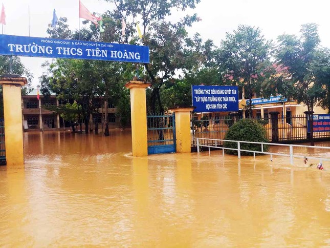 Nước sông Đồng Nai dâng cao gây ngập nhiều nơi, 1 người rơi xuống cống tử vong ảnh 1