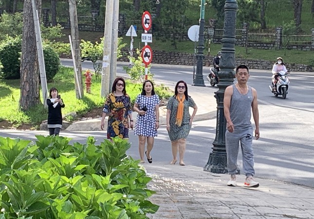 Đà Lạt rộng cửa đón du khách nhưng phạt người không đeo khẩu trang ảnh 4