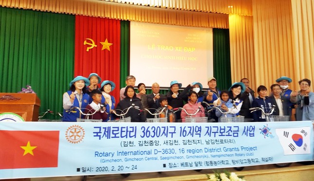 Lâm Đồng trao học bổng, xe đạp cho học sinh nghèo ảnh 1