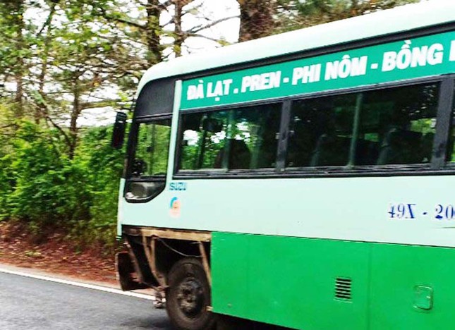 Tông ngược chiều với xe buýt đang đổ đèo, người đàn ông tử vong ảnh 2