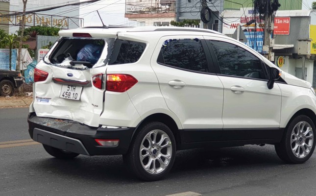 3 xe ô tô tông liên hoàn, quốc lộ 20 ùn ứ ảnh 2